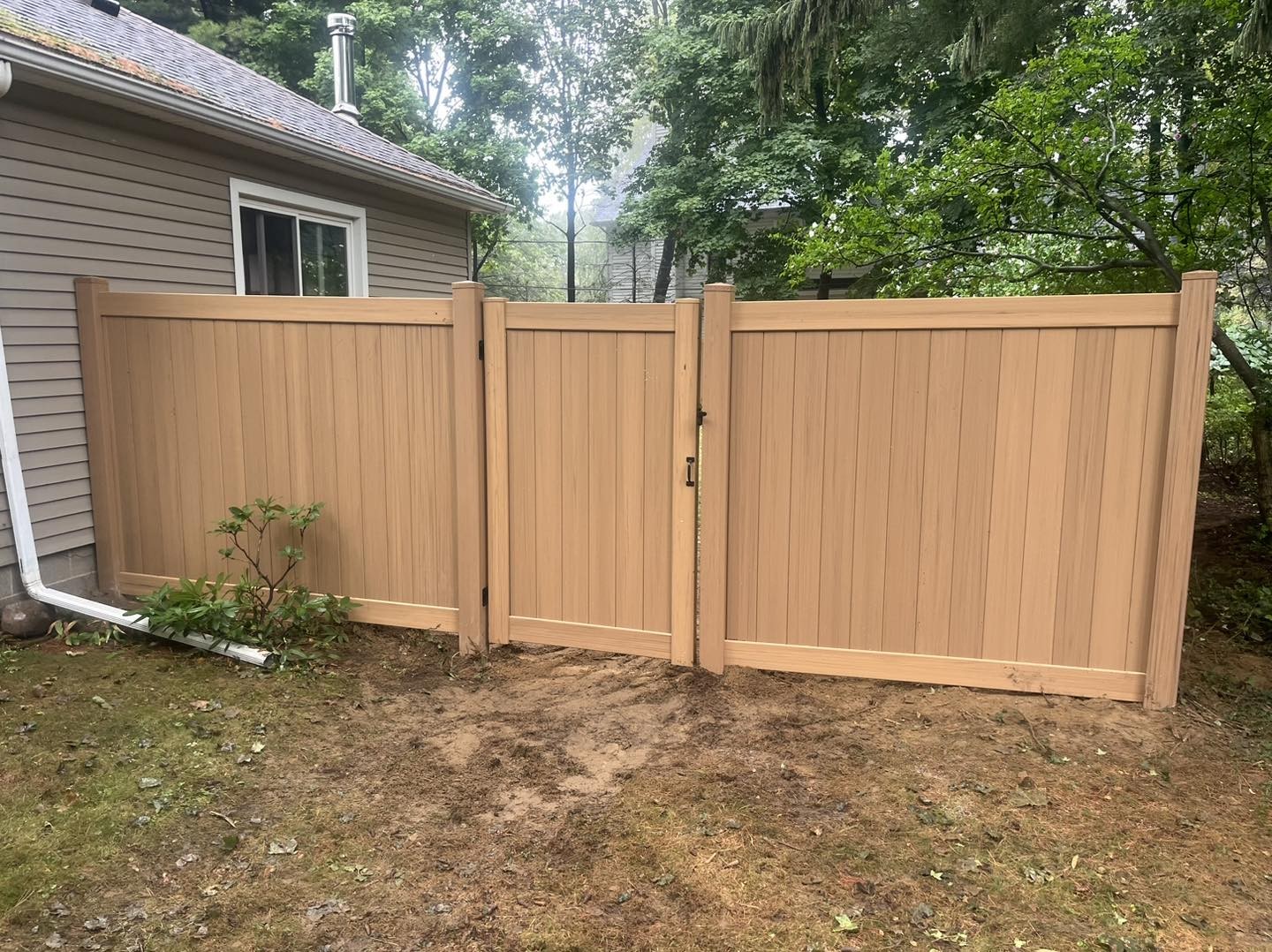 Image of a vinyl fence that looks like wood grain